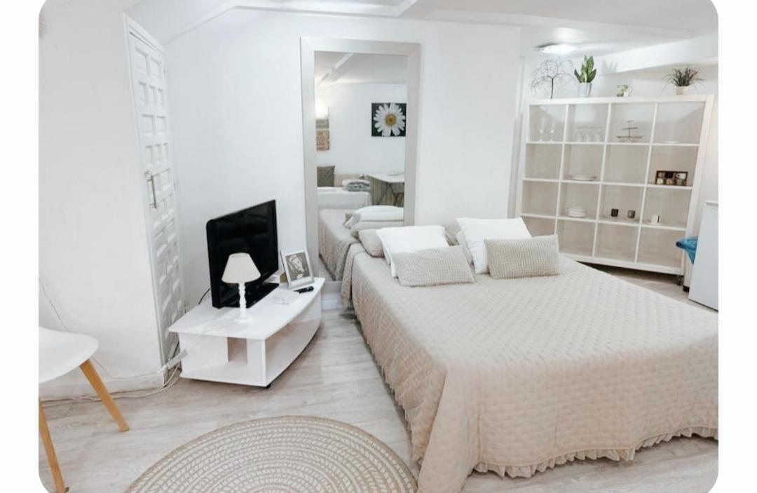 Cool Basement Studio In Hosts House With Private Terrace And Bbq Сисур-Майор Экстерьер фото