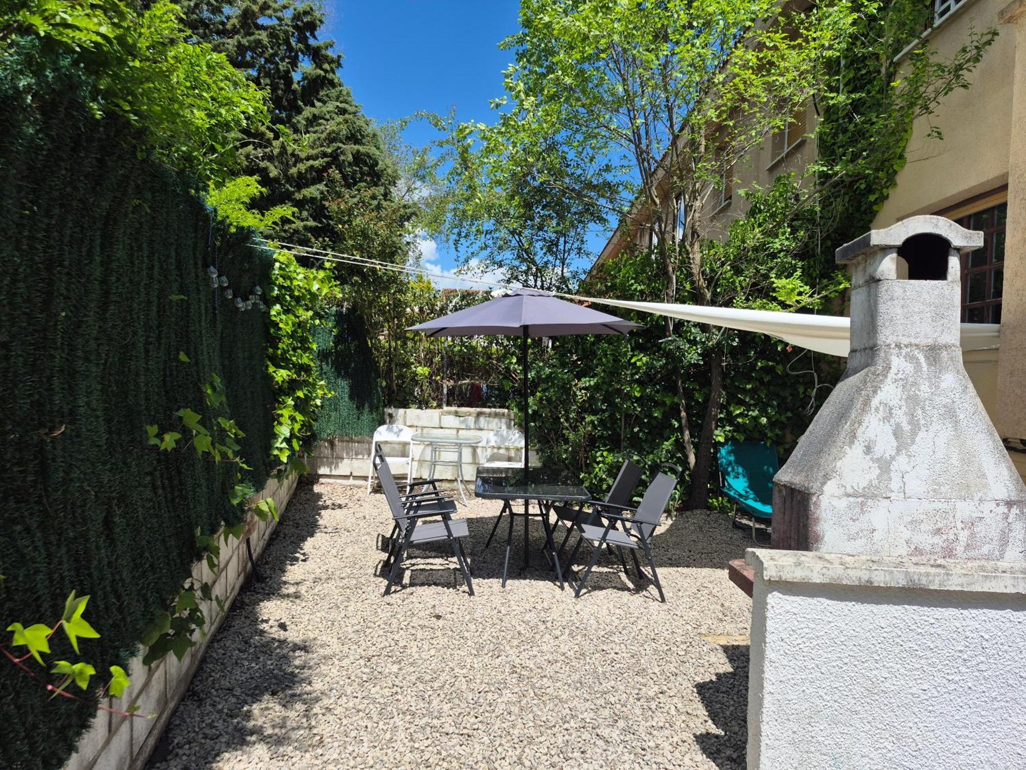 Cool Basement Studio In Hosts House With Private Terrace And Bbq Сисур-Майор Экстерьер фото